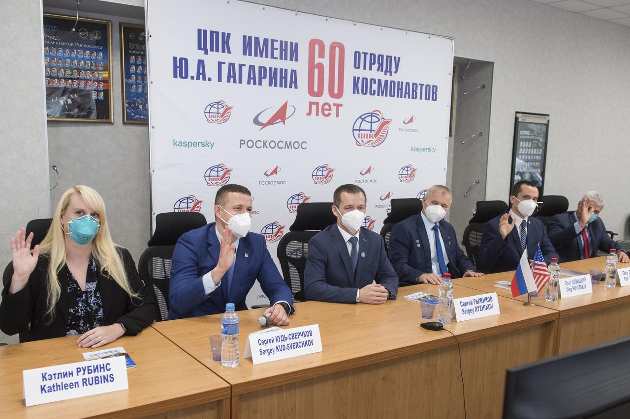 From left to right, Expedition 64 prime crew members, NASA astronaut Kate Rubins, Russian cosmonaut Sergey Kud-Sverchkov of Roscosmos, Russian cosmonaut Sergey Ryzhikov of Roscosmos, and Expedition 64 backup crew members Russian cosmonaut Oleg Novitskiy of Roscosmos, Russian cosmonaut Petr Dubrov of Roscosmos, and NASA astronaut Mark Vande Hei, wave during a press conference prior to the prime crew’s scheduled launch October 14 from the Baikonur Cosmodrome in Kazakhstan, Thursday, Sept. 24, 2020 at the Gagarin Cosmonaut Training Center (GCTC) in Star City, Russia. Photo Credit: (NASA/GCTC/Andrey Shelepin)