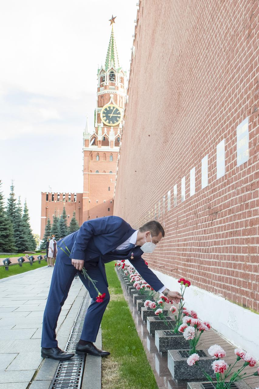 Expedition 64 prime crew member Sergey Ryzhikov of Roscosmos lays flowers at the site where Russian space icons are interred as part of traditional pre-launch ceremonies, Thursday, Sept. 24, 2020 at Red Square in Moscow. Photo Credit: (NASA/GCTC/Irina Spector)