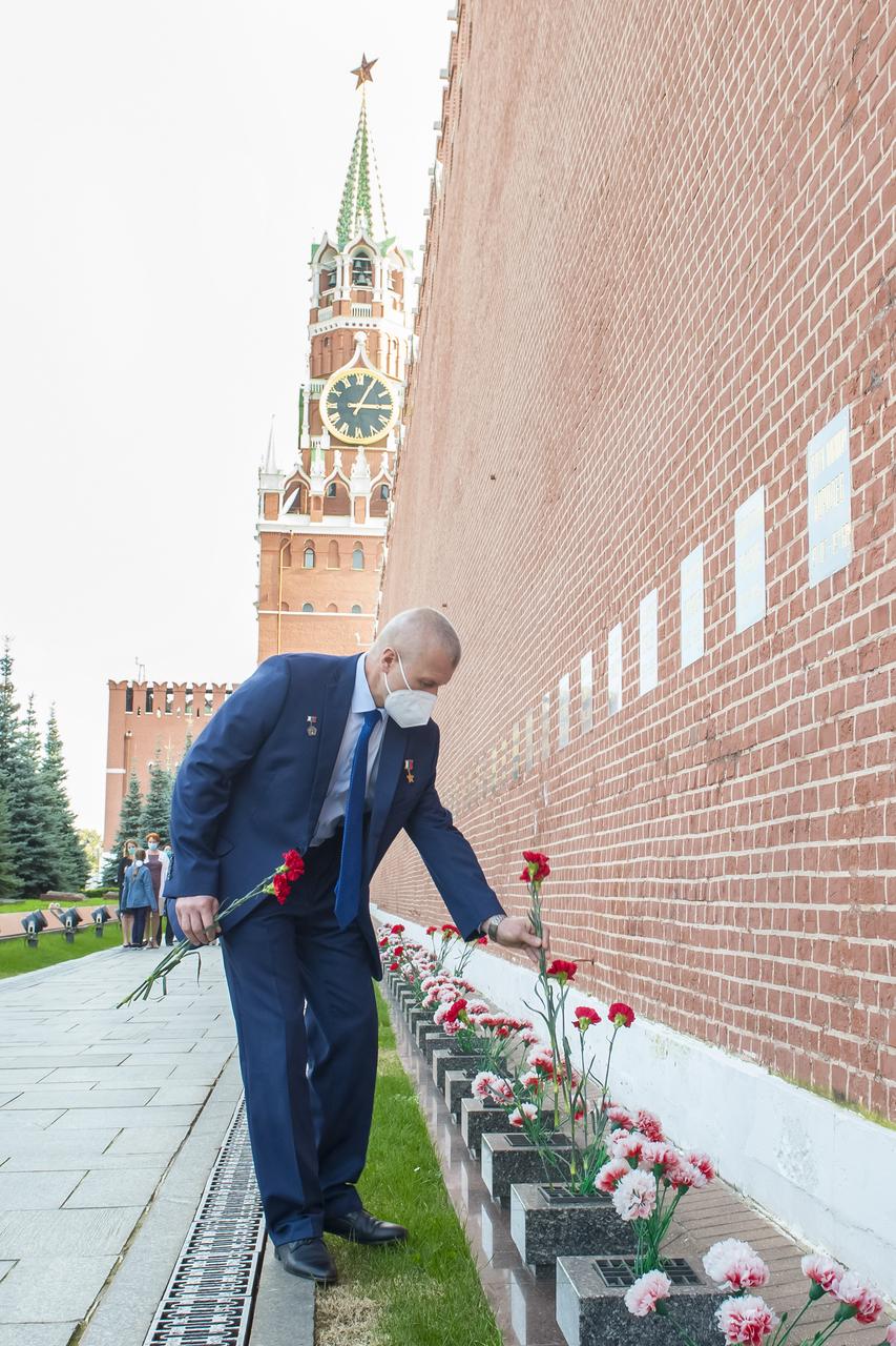 Expedition 64 backup crew member, Oleg Novitskiy of Roscosmos lays flowers at the site where Russian space icons are interred as part of traditional pre-launch ceremonies, Thursday, Sept. 24, 2020 at Red Square in Moscow. Photo Credit: (NASA/GCTC/Irina Spector)