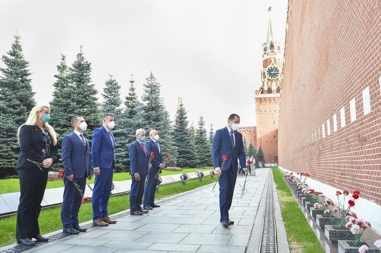 From left to right, Expedition 64 prime crew members, NASA astronaut Kate Rubins, Russian cosmonaut Sergey Ryzhikov of Roscosmos, center, Russian cosmonaut Sergey Kud-Sverchkov of Roscosmos and Expedition 64 backup crew members, Russian cosmonaut Petr Dubrov of Roscosmos (right), NASA astronaut Mark Vande Hei, and Russian cosmonaut Oleg Novitskiy of Roscosmos, visit Red Square to lay flowers at the site where Russian space icons are interred as part of traditional pre-launch ceremonies, Thursday, Sept. 24, 2020 in Moscow. Photo Credit: (NASA/GCTC/Irina Spector)
