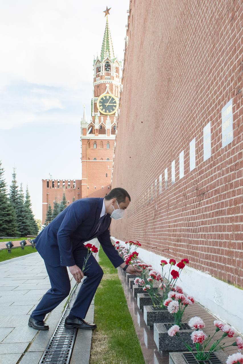Expedition 64 backup crew member, Petr Dubrov of Roscosmos lays flowers at the site where Russian space icons are interred as part of traditional pre-launch ceremonies, Thursday, Sept. 24, 2020 at Red Square in Moscow. Photo Credit: (NASA/GCTC/Irina Spector)