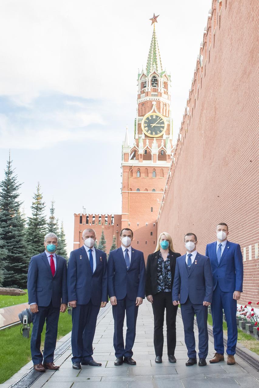 From left to right, Expedition 64 backup crew members NASA astronaut Mark Vande Hei, Russian cosmonaut Oleg Novitskiy of Roscosmos, Russian cosmonaut Petr Dubrov of Roscosmos, and Expedition 64 prime crew members, NASA astronaut Kate Rubins, Russian cosmonaut Sergey Ryzhikov of Roscosmos, and Russian cosmonaut Sergey Kud-Sverchkov of Roscosmos pose for a photo at Red Square after laying flowers at the site where Russian space icons are interred as part of traditional pre-launch ceremonies, Thursday, Sept. 24, 2020 in Moscow. Photo Credit: (NASA/GCTC/Irina Spector)