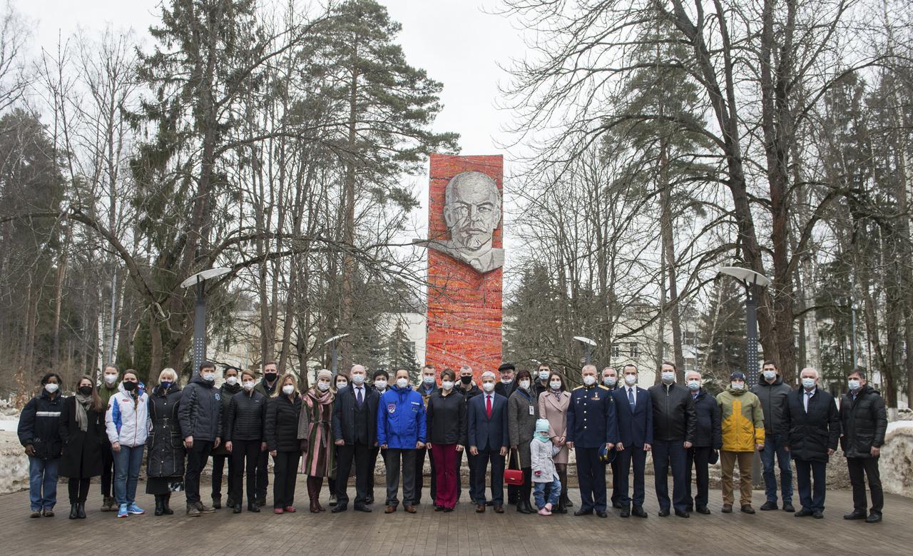 Friends, family, NASA, Gagarin Cosmonaut Training Center (GCTC), and Roscosmos staff join in for a photo with Expedition 65 prime and backup crew members during an official farewell ceremony prior to their departure to Baikonur for the prime crew’s launch from the Baikonur Cosmodrome, Friday, March 26, 2021 at the Gagarin Cosmonaut Training Center (GCTC) in Star City, Russia. Photo Credit: (NASA/GCTC/Andrey Shelepin)