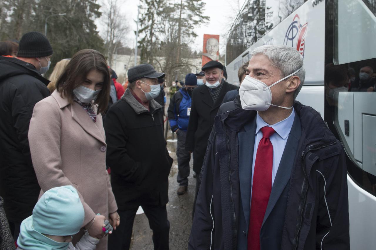 Expedition 65 prime crew member, NASA astronaut Mark Vande Hei bids farewell as he boards the bus that will take him to his flight to Baikonur for launch from the Baikonur Cosmodrome, Friday, March 26, 2021 at the Gagarin Cosmonaut Training Center (GCTC) in Star City, Russia. Photo Credit: (NASA/GCTC/Andrey Shelepin)