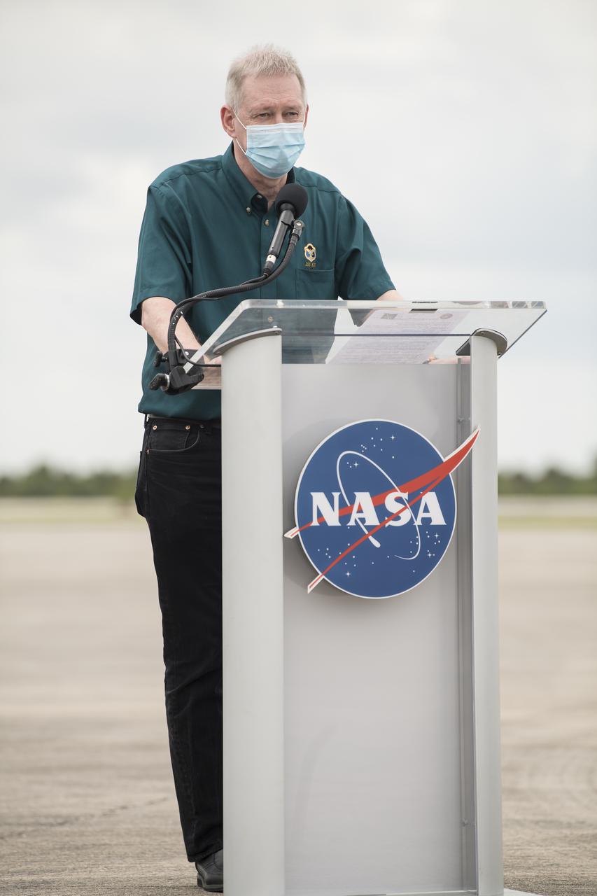 Frank De Winne, manager of the International Space Station Program for ESA (European Space Agency), speaks to members of the media after NASA astronauts Shane Kimbrough and Megan McArthur, ESA (European Space Agency) astronaut Thomas Pesquet, and Japan Aerospace Exploration Agency (JAXA) astronaut Akihiko Hoshide, arrived at the Launch and Landing Facility at NASA’s Kennedy Space Center ahead of SpaceX’s Crew-2 mission, Friday, April 16, 2021, in Florida. NASA’s SpaceX Crew-2 mission is the second operational mission of the SpaceX Crew Dragon spacecraft and Falcon 9 rocket to the International Space Station as part of the agency’s Commercial Crew Program. Kimbrough, McArthur, Pesquet, and Hoshide are scheduled to launch at 6:11 a.m. ET on Thursday, April 22, from Launch Complex 39A at the Kennedy Space Center. Photo Credit: (NASA/Aubrey Gemignani)