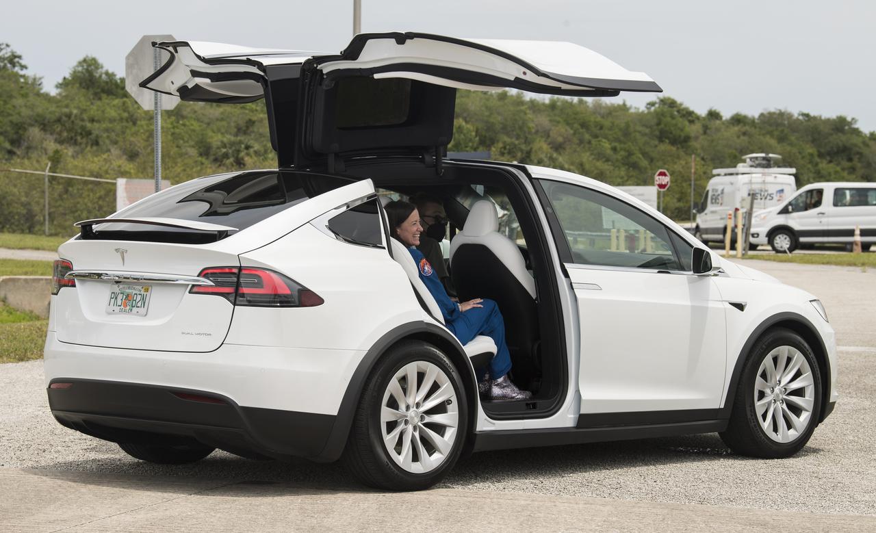 NASA astronaut Megan McArthur bids farewell to the media after arriving at the Launch and Landing Facility at NASA’s Kennedy Space Center ahead of SpaceX’s Crew-2 mission, Friday, April 16, 2021, in Florida. NASA’s SpaceX Crew-2 mission is the second operational mission of the SpaceX Crew Dragon spacecraft and Falcon 9 rocket to the International Space Station as part of the agency’s Commercial Crew Program. McArthur, NASA astronaut Shane Kimbrough, ESA (European Space Agency) astronaut Thomas Pesquet, and Japan Aerospace Exploration Agency (JAXA) astronaut, Akihiko Hoshide, are scheduled to launch at 6:11 a.m. ET on Thursday, April 22, from Launch Complex 39A at the Kennedy Space Center. Photo Credit: (NASA/Aubrey Gemignani)
