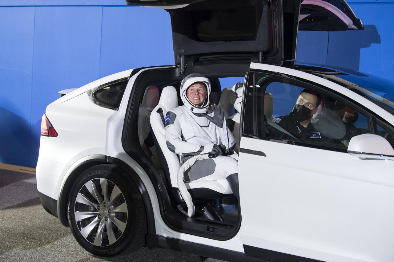 NASA astronaut Shane Kimbrough is seen as he and crew mates NASA astronaut Megan McArthur, ESA (European Space Agency) astronaut Thomas Pesquet, and Japan Aerospace Exploration Agency (JAXA) astronaut Akihiko Hoshide prepare to depart the Neil A. Armstrong Operations and Checkout Building for Launch Complex 39A during a dress rehearsal prior to the Crew-2 mission launch, Sunday, April 18, 2021, at NASA’s Kennedy Space Center in Florida. NASA’s SpaceX Crew-2 mission is the second operational mission of the SpaceX Crew Dragon spacecraft and Falcon 9 rocket to the International Space Station as part of the agency’s Commercial Crew Program. Kimbrough, McArthur, Pesquet, and Hoshide are scheduled to launch at 6:11 a.m. ET on Thursday, April 22, from Launch Complex 39A at the Kennedy Space Center. Photo Credit: (NASA/Aubrey Gemignani)