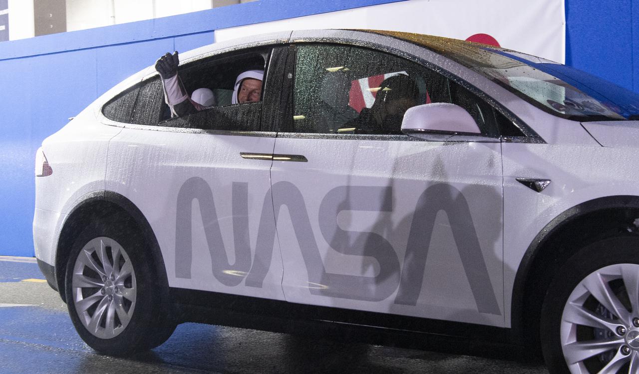 ESA (European Space Agency) astronaut Matthias Maurer waves as he and fellow crewmates NASA astronauts Kayla Barron, Tom Marshburn, and Raja Chari depart the Neil A. Armstrong Operations and Checkout Building for Launch Complex 39A to board the SpaceX Crew Dragon spacecraft for the Crew-3 mission launch, Wednesday, Nov. 10, 2021, at NASA’s Kennedy Space Center in Florida. NASA’s SpaceX Crew-3 mission is the third crew rotation mission of the SpaceX Crew Dragon spacecraft and Falcon 9 rocket to the International Space Station as part of the agency’s Commercial Crew Program. Chari, Marshburn, Barron, Maurer are scheduled to launch at 9:03 p.m. EST, from Launch Complex 39A at the Kennedy Space Center. Photo Credit: (NASA/Joel Kowsky)