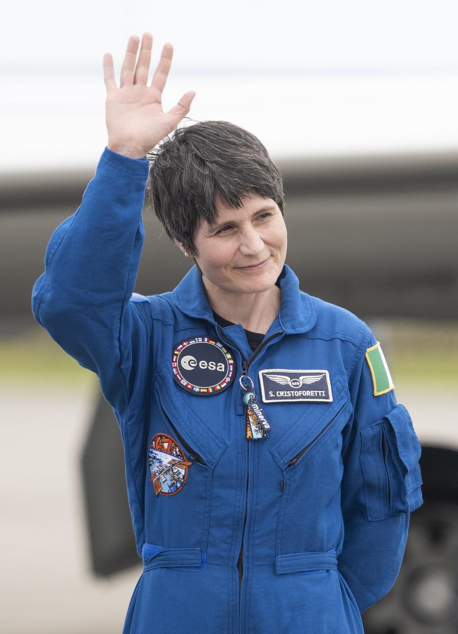 ESA (European Space Agency) astronaut Samantha Cristoforetti is seen after arriving at the Launch and Landing Facility with fellow crewmates NASA astronauts Kjell Lindgren, Robert Hines, and Jessica Watkins at NASA’s Kennedy Space Center ahead of SpaceX’s Crew-4 mission, Monday, April 18, 2022, in Florida. NASA’s SpaceX Crew-4 mission is the fourth crew rotation mission of the SpaceX Crew Dragon spacecraft and Falcon 9 rocket to the International Space Station as part of the agency’s Commercial Crew Program. Lindgren, Hines, Watkins, and Cristoforetti are scheduled to launch at April 23 at 5:26 a.m. EDT, from Launch Complex 39A at the Kennedy Space Center. Photo Credit: (NASA/Joel Kowsky)