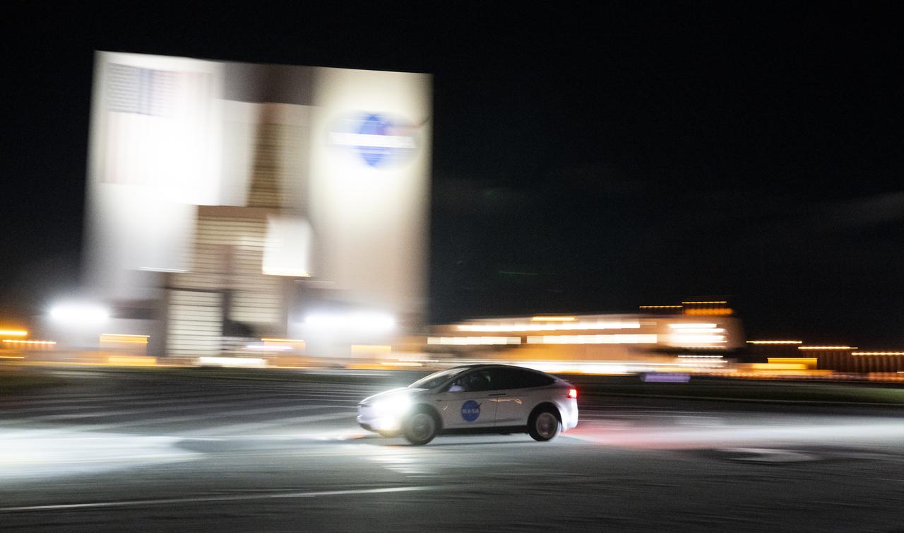 A vehicle carrying two members of NASA’s SpaceX Crew 4 mission passes by the Vehicle Assembly Building as it returns to the Neil A. Armstrong Operations and Checkout Building from Launch Complex 39A following the completion of a dress rehearsal for the Crew 4 launch, Wednesday, April 20, 2022, at NASA’s Kennedy Space Center in Florida. NASA’s SpaceX Crew-4 mission is the fourth crew rotation mission of the SpaceX Crew Dragon spacecraft and Falcon 9 rocket to the International Space Station as part of the agency’s Commercial Crew Program. NASA astronauts Kjell Lindgren, Robert Hines, Jessica Watkins, and ESA (European Space Agency) astronaut Samantha Cristoforetti are scheduled to launch on April 23 at 5:26 a.m. EDT, from Launch Complex 39A at the Kennedy Space Center. Photo Credit: (NASA/Joel Kowsky)