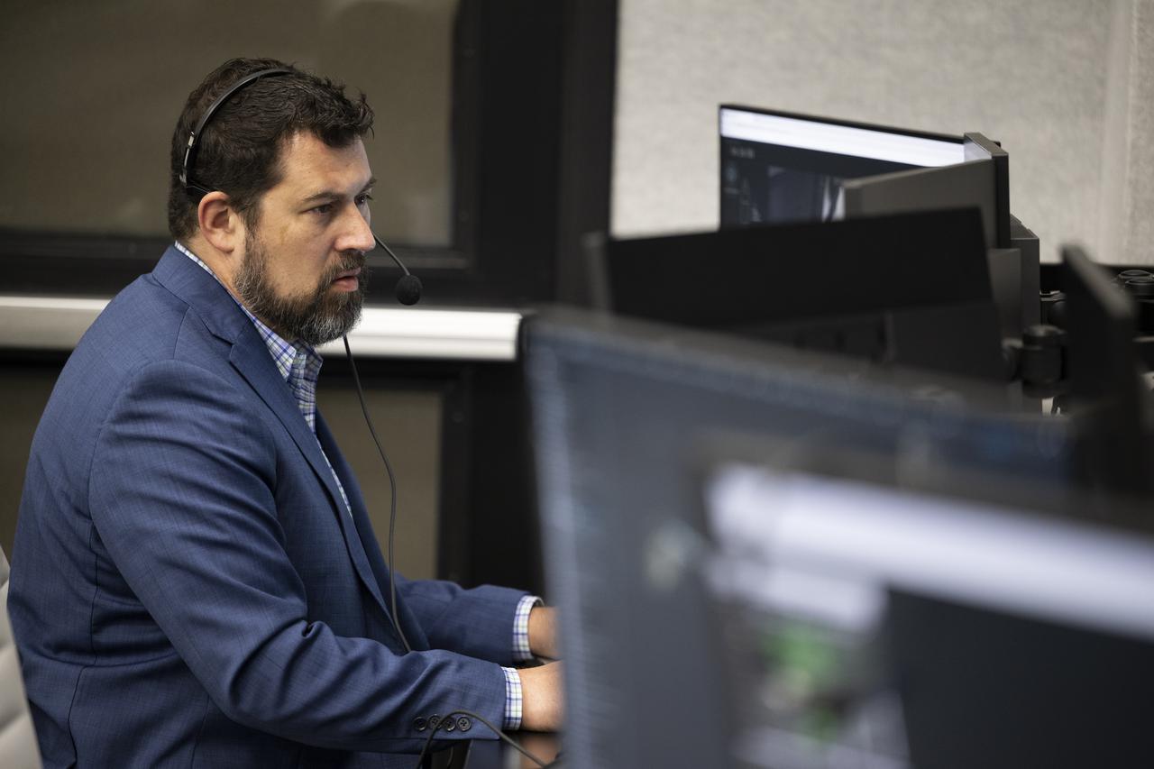 Scott Ede, mission manager for mission management and integration in NASA's Commercial Crew Program, monitors the countdown during a dress rehearsal in preparation for the launch of a SpaceX Falcon 9 rocket carrying the company's Crew Dragon spacecraft on NASA’s SpaceX Crew-4 mission with NASA astronauts Kjell Lindgren, Robert Hines, Jessica Watkins, and ESA (European Space Agency) astronaut Samantha Cristoforetti onboard, Wednesday, April 20, 2022, in firing room four of the Rocco A. Petrone Launch Control Center at NASA’s Kennedy Space Center in Florida. NASA’s SpaceX Crew-4 mission is the fourth crew rotation mission of the SpaceX Crew Dragon spacecraft and Falcon 9 rocket to the International Space Station as part of the agency’s Commercial Crew Program. Lindgren, Hines, Watkins, and Cristoforetti are scheduled to launch on April 23 at 5:26 a.m. EDT, from Launch Complex 39A at the Kennedy Space Center. Photo Credit: (NASA/Joel Kowsky)