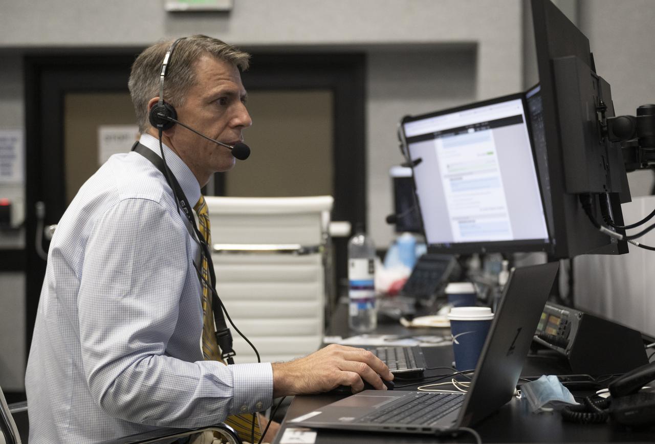 Zeb Scoville, NASA's chief flight director, monitors the launch of a SpaceX Falcon 9 rocket carrying the company's Crew Dragon spacecraft on the Crew-4 mission with NASA astronauts Kjell Lindgren, Robert Hines, Jessica Watkins, and ESA (European Space Agency) astronaut Samantha Cristoforetti onboard, Wednesday, April 27, 2022, in firing room four of the Rocco A. Petrone Launch Control Center at NASA’s Kennedy Space Center in Florida. NASA’s SpaceX Crew-4 mission is the fourth crew rotation mission of the SpaceX Crew Dragon spacecraft and Falcon 9 rocket to the International Space Station as part of the agency’s Commercial Crew Program. Lindgren, Hines, Watkins, and Cristoforetti launched at 3:52 a.m. ET, from Launch Complex 39A at the Kennedy Space Center to begin a six month mission onboard the International Space Station. Photo Credit: (NASA/Joel Kowsky)