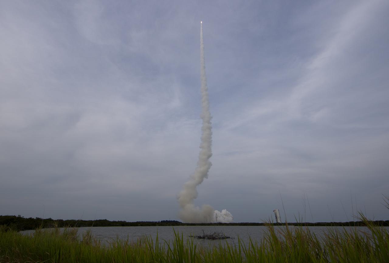 A United Launch Alliance Atlas V rocket with Boeing’s CST-100 Starliner spacecraft aboard launches from Space Launch Complex 41, Thursday, May 19, 2022, at Cape Canaveral Space Force Station in Florida. Boeing’s Orbital Flight Test-2 (OFT-2) is Starliner’s second uncrewed flight test and will dock to the International Space Station as part of NASA's Commercial Crew Program. OFT-2 launched at 6:54 p.m. ET, and will serve as an end-to-end test of the system's capabilities. Photo Credit: (NASA/Joel Kowsky)