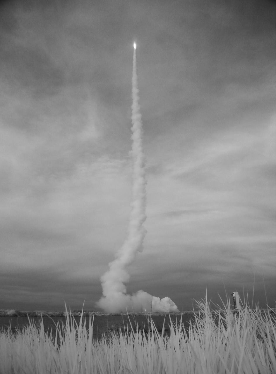 In this black and white infrared image, a United Launch Alliance Atlas V rocket with Boeing’s CST-100 Starliner spacecraft aboard launches from Space Launch Complex 41, Thursday, May 19, 2022, at Cape Canaveral Space Force Station in Florida. Boeing’s Orbital Flight Test-2 (OFT-2) is Starliner’s second uncrewed flight test and will dock to the International Space Station as part of NASA's Commercial Crew Program. OFT-2 launched at 6:54 p.m. ET, and will serve as an end-to-end test of the system's capabilities. Photo Credit: (NASA/Joel Kowsky)