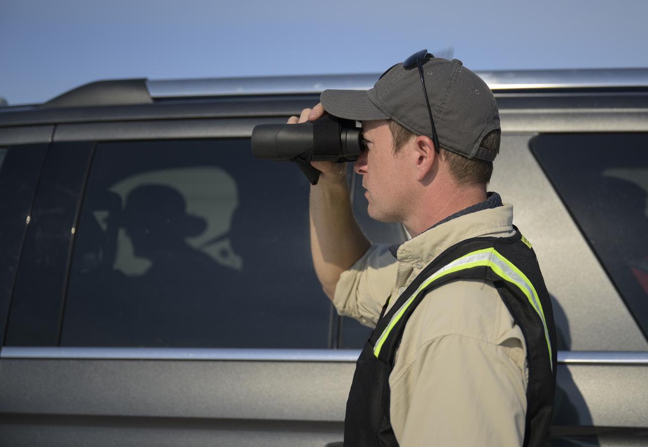 Boeing Starliner Launch Conductor Louis Atchison monitors teams as they work around Boeing’s CST-100 Starliner spacecraft after it landed at White Sands Missile Range’s Space Harbor, Wednesday, May 25, 2022, in New Mexico. Boeing’s Orbital Flight Test-2 (OFT-2) is Starliner’s second uncrewed flight test to the International Space Station as part of NASA's Commercial Crew Program. OFT-2 serves as an end-to-end test of the system's capabilities. Photo Credit: (NASA/Bill Ingalls)