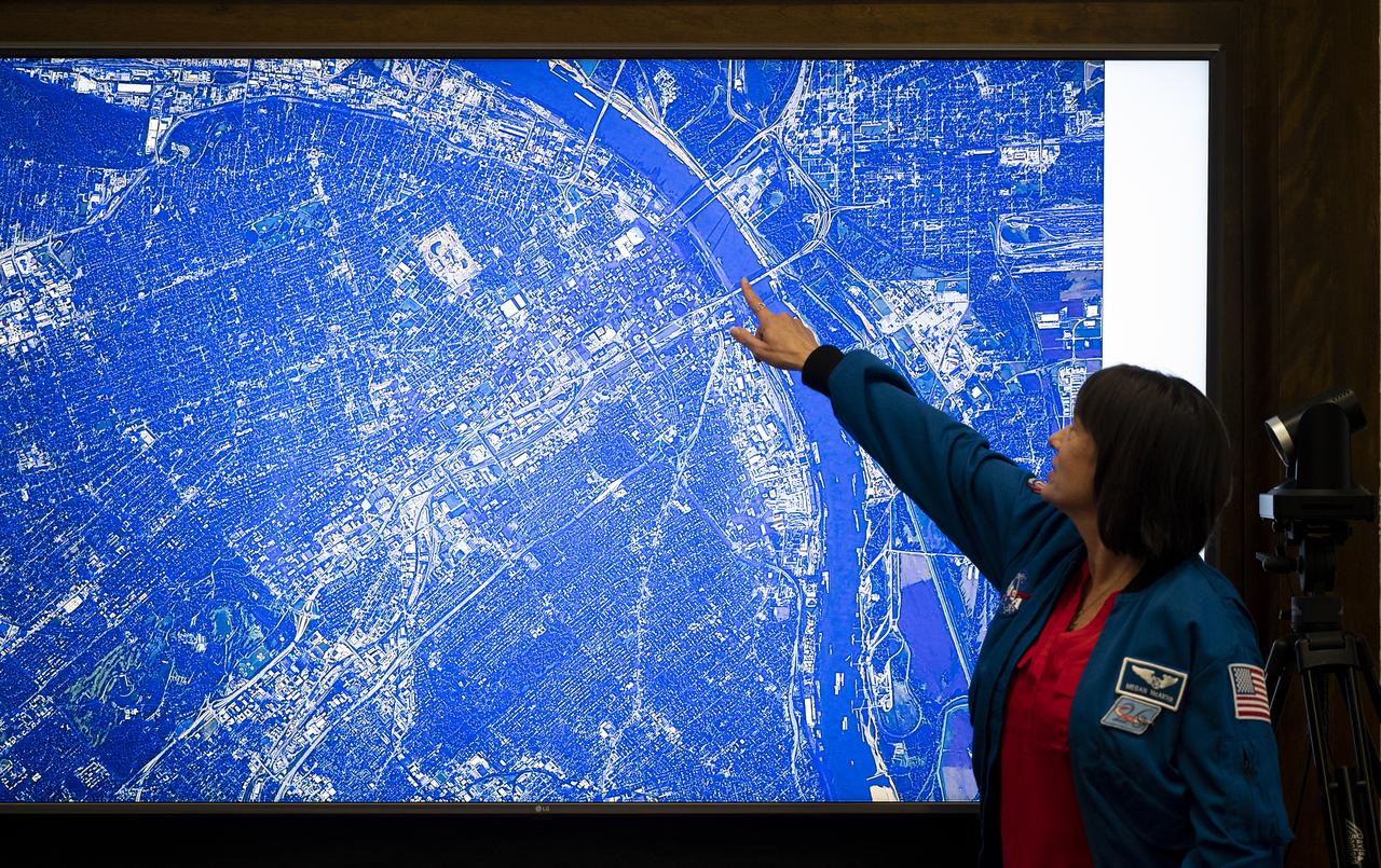 NASA astronaut Megan McArthur points to the shadow of the Gateway Arch on the Mississippi River in St. Louis while showing images of National Parks taken from the International Space Station during Expeditions 65 and 66 during a presentation to leadership and rangers who participate in the National Park Service’s astronomy and dark sky programs, Thursday, June 9, 2022 at the U.S. Department of the Interior in Washington, DC. McArthur, NASA astronaut Shane Kimbrough, Japan Aerospace Exploration Agency (JAXA) astronaut Akihiko Hoshide, and ESA (European Space Agency) astronaut Thomas Pesquet, flew on NASA’s SpaceX Crew-2 mission, the second crew rotation mission to the International Space Station as part of the agency’s Commercial Crew Program, and spent 198 days aboard the orbiting laboratory as part of Expeditions 65 and 66.  Photo Credit: (NASA/Joel Kowsky)