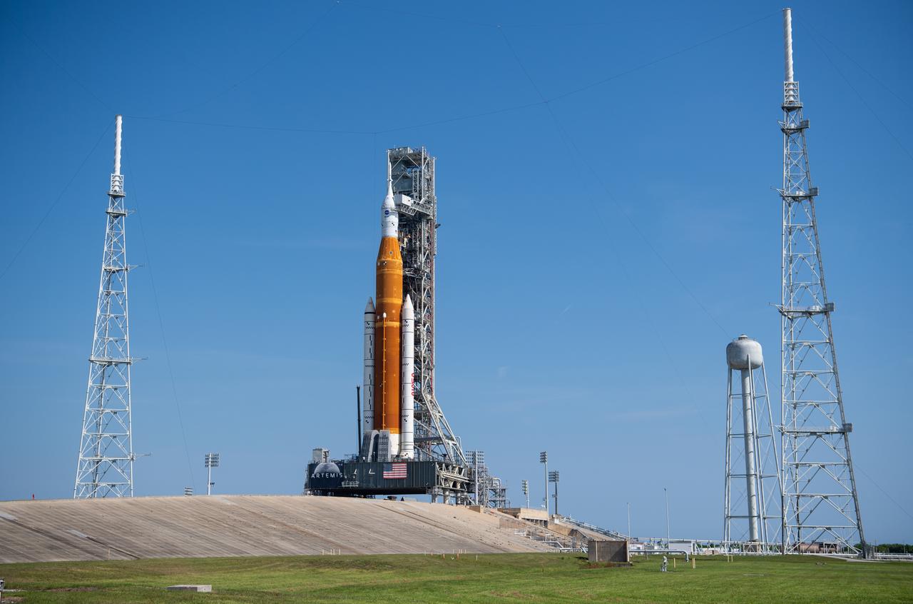 NASA’s Space Launch System (SLS) rocket with the Orion spacecraft aboard is seen atop a mobile launcher at Launch Pad 39B, Thursday, Aug. 18, 2022, after being rolled out to the launch pad at NASA’s Kennedy Space Center in Florida. NASA’s Artemis I mission is the first integrated test of the agency’s deep space exploration systems: the Orion spacecraft, SLS rocket, and supporting ground systems. Launch of the uncrewed flight test is targeted for no earlier than Aug. 29. Photo Credit: (NASA/Joel Kowsky)