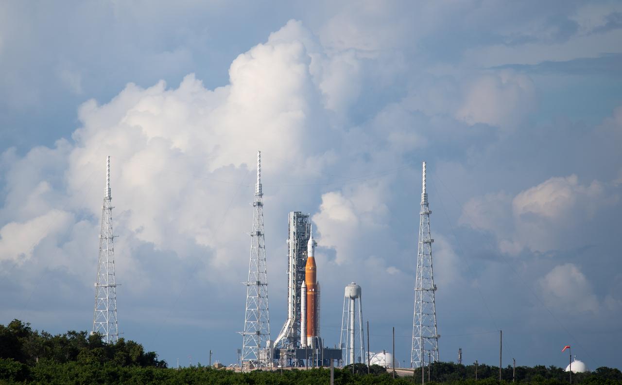 NASA’s Space Launch System (SLS) rocket with the Orion spacecraft aboard is seen atop a mobile launcher at Launch Pad 39B as preparations for launch continue, Thursday, Aug. 25, 2022, at NASA’s Kennedy Space Center in Florida. NASA’s Artemis I flight test is the first integrated test of the agency’s deep space exploration systems: the Orion spacecraft, SLS rocket, and supporting ground systems. Launch of the uncrewed flight test is targeted for no earlier than Aug. 29 at 8:33 a.m. ET.  Photo Credit: (NASA/Joel Kowsky)