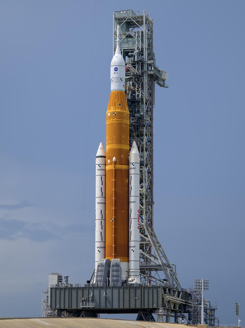 NASA’s Space Launch System (SLS) rocket with the Orion spacecraft aboard is seen atop a mobile launcher at Launch Pad 39B as preparations for launch continue, Friday, Aug. 26, 2022, at NASA’s Kennedy Space Center in Florida. NASA’s Artemis I flight test is the first integrated test of the agency’s deep space exploration systems: the Orion spacecraft, SLS rocket, and supporting ground systems. Launch of the uncrewed flight test is targeted for no earlier than Aug. 29 at 8:33 a.m. ET. Photo Credit: (NASA/Bill Ingalls)