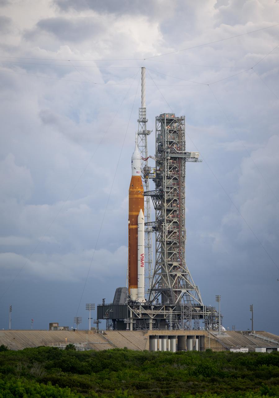 NASA’s Space Launch System (SLS) rocket with the Orion spacecraft aboard is seen atop a mobile launcher at Launch Pad 39B as preparations for launch continue, Friday, Aug. 26, 2022, at NASA’s Kennedy Space Center in Florida. NASA’s Artemis I flight test is the first integrated test of the agency’s deep space exploration systems: the Orion spacecraft, SLS rocket, and supporting ground systems. Launch of the uncrewed flight test is targeted for no earlier than Aug. 29 at 8:33 a.m. ET. Photo Credit: (NASA/Bill Ingalls)