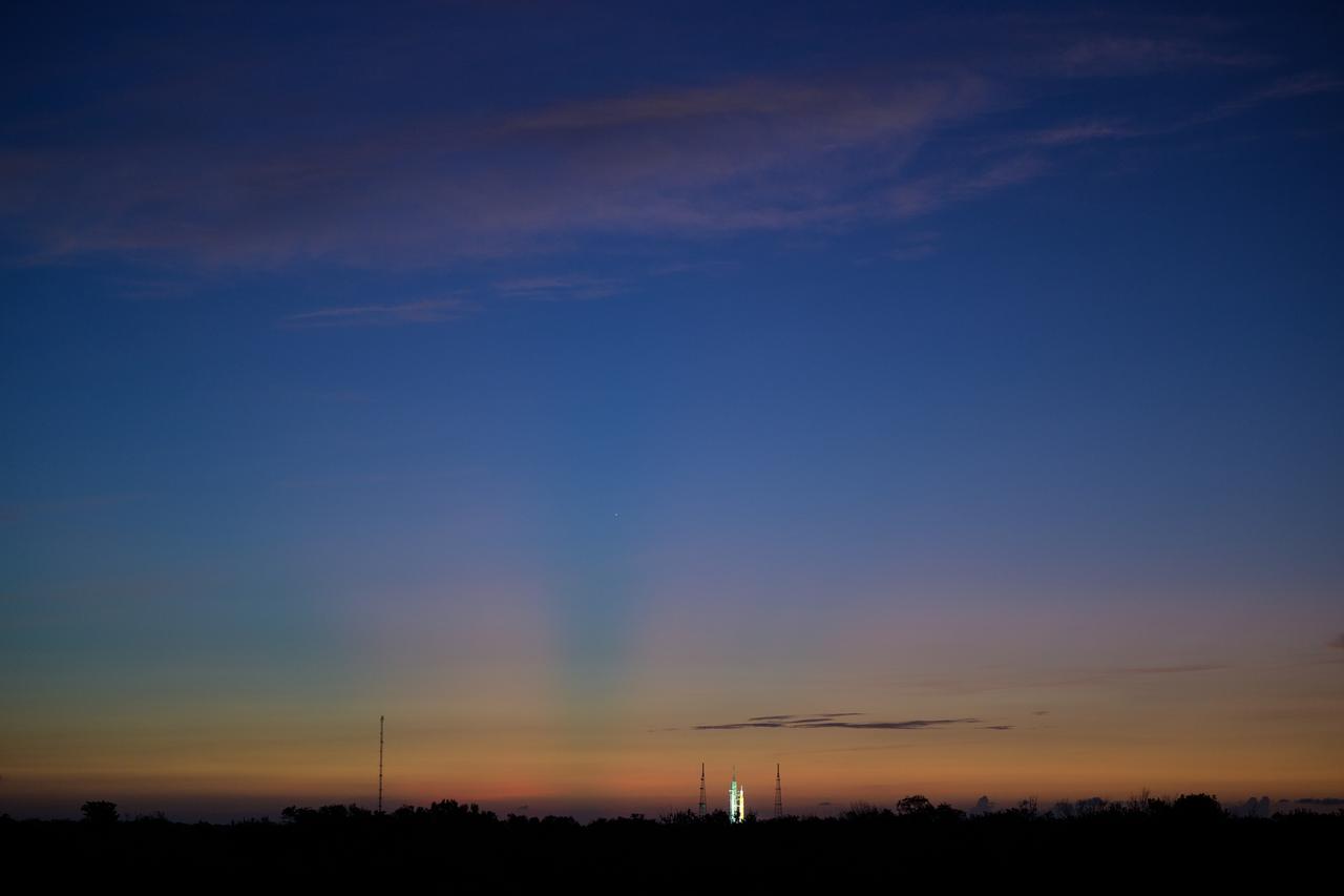NASA’s Space Launch System (SLS) rocket with the Orion spacecraft aboard is seen prior to sunrise atop a mobile launcher at Launch Pad 39B as preparations for launch continue, Wednesday, Aug. 31, 2022, at NASA’s Kennedy Space Center in Florida. NASA’s Artemis I flight test is the first integrated test of the agency’s deep space exploration systems: the Orion spacecraft, SLS rocket, and supporting ground systems. Photo Credit: (NASA/Bill Ingalls)