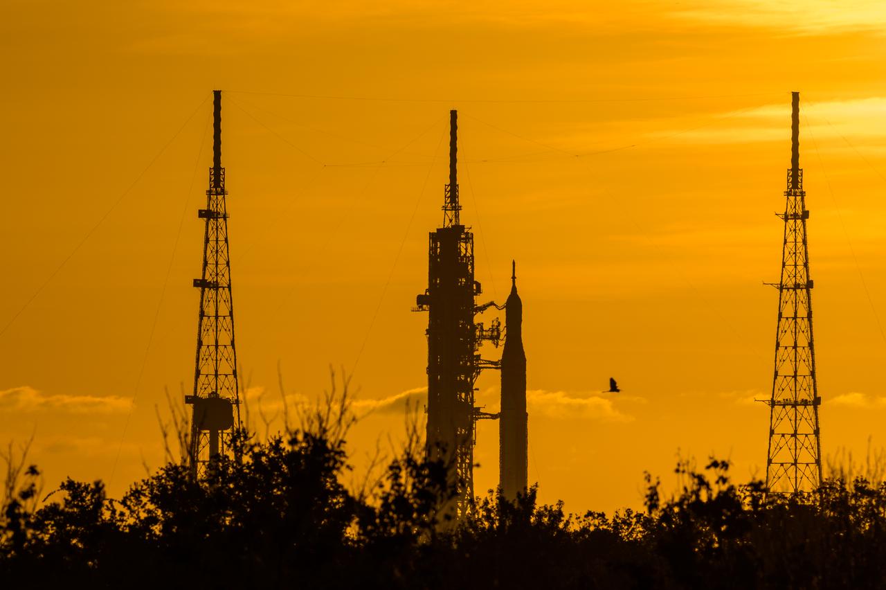 NASA’s Space Launch System (SLS) rocket with the Orion spacecraft aboard is seen atop a mobile launcher at Launch Pad 39B as preparations for launch continue, Wednesday, Aug. 31, 2022, at NASA’s Kennedy Space Center in Florida. NASA’s Artemis I flight test is the first integrated test of the agency’s deep space exploration systems: the Orion spacecraft, SLS rocket, and supporting ground systems. Photo Credit: (NASA/Bill Ingalls)