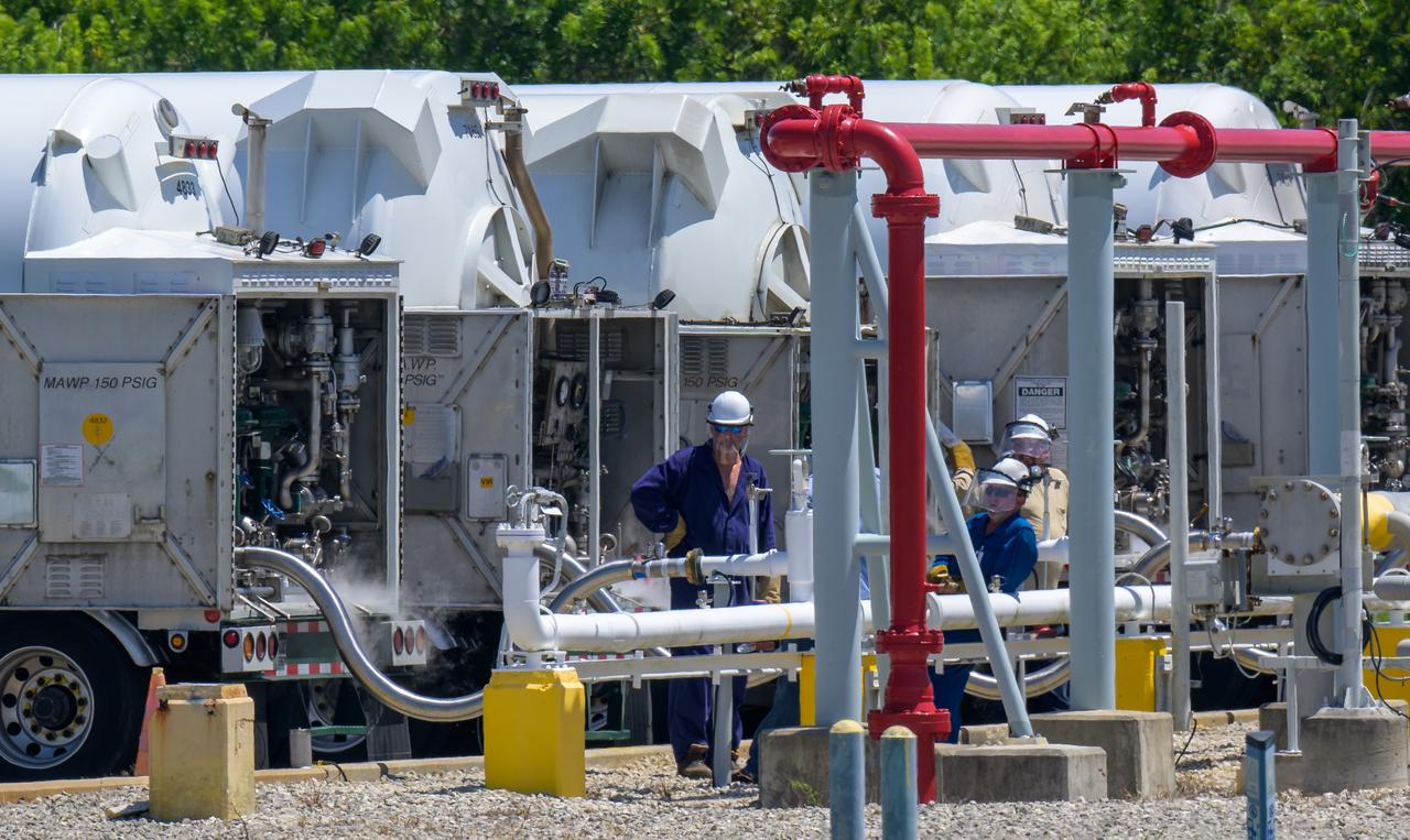 Tanker trucks deliver liquid hydrogen (LH2) to replenish the large sphere used to store the propellant at NASA’s Kennedy Space Center in Florida, Launch Pad 39B, to support the Artemis I mission, Wednesday, Aug. 31, 2022. Teams will conduct the next launch attempt of the Moon rocket and Orion spacecraft on Saturday, Sept. 3, 2022. Photo Credit: (NASA/Bill Ingalls)