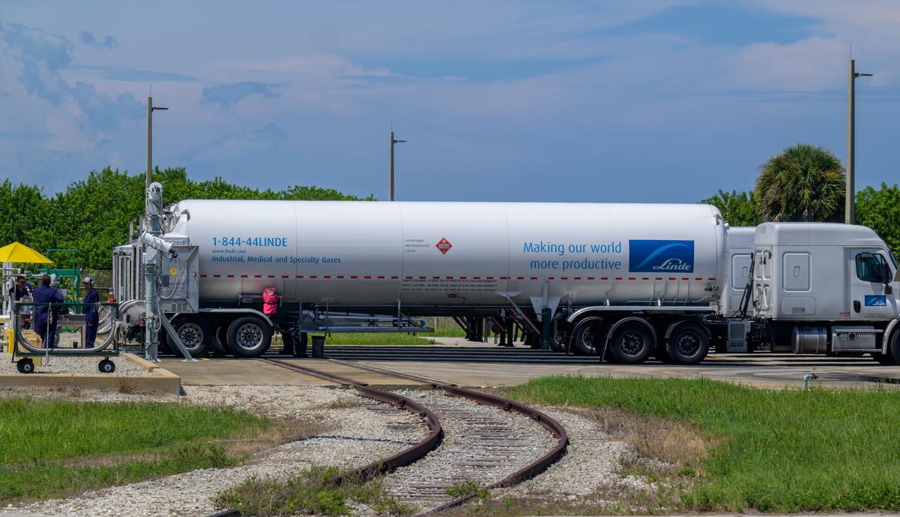 Tanker trucks deliver liquid hydrogen (LH2) to replenish the large sphere used to store the propellant at NASA’s Kennedy Space Center in Florida, Launch Pad 39B, to support the Artemis I mission, Wednesday, Aug. 31, 2022. Teams will conduct the next launch attempt of the Moon rocket and Orion spacecraft on Saturday, Sept. 3, 2022. Photo Credit: (NASA/Bill Ingalls)