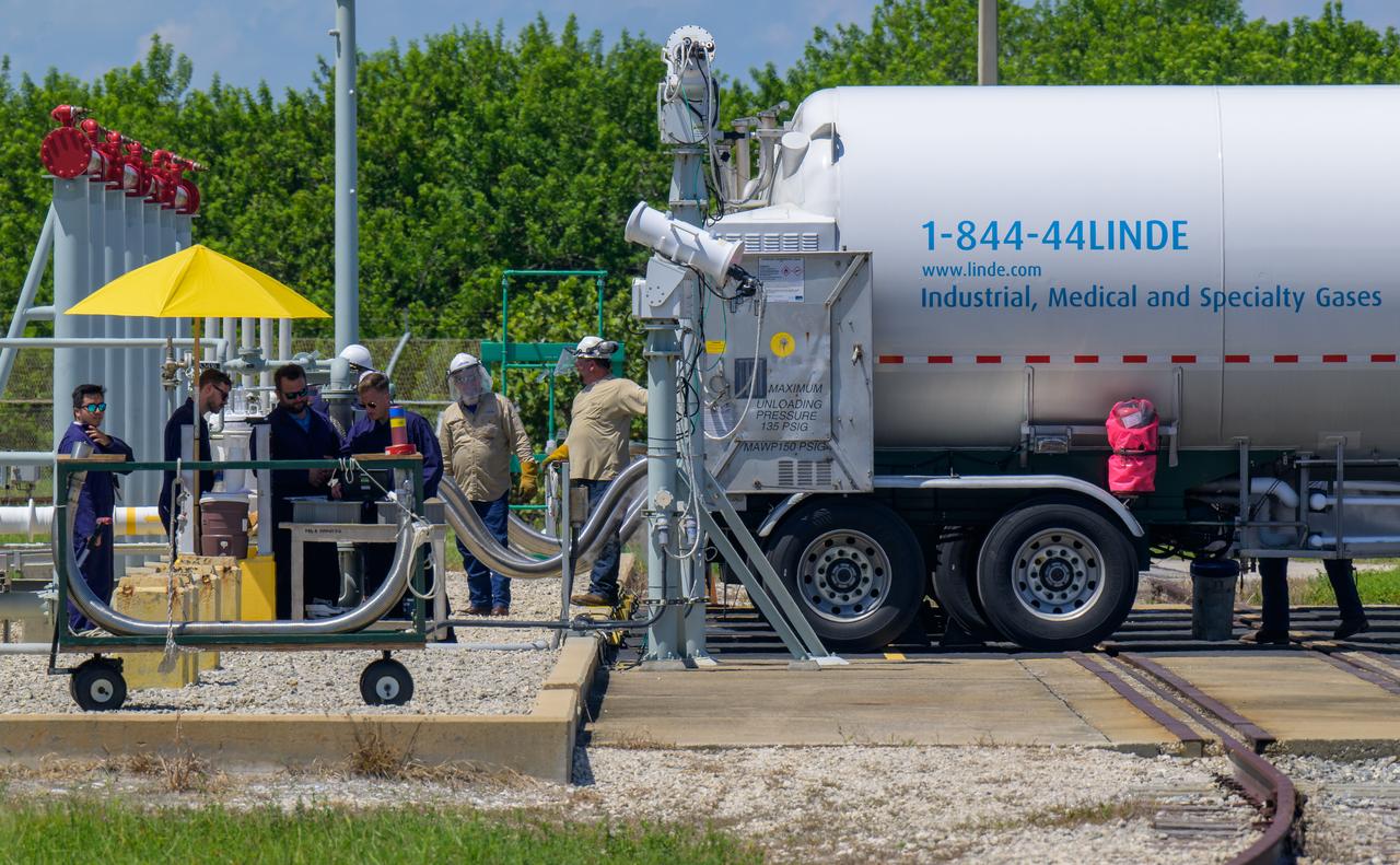 Tanker trucks deliver liquid hydrogen (LH2) to replenish the large sphere used to store the propellant at NASA’s Kennedy Space Center in Florida, Launch Pad 39B, to support the Artemis I mission, Wednesday, Aug. 31, 2022. Teams will conduct the next launch attempt of the Moon rocket and Orion spacecraft on Saturday, Sept. 3, 2022. Photo Credit: (NASA/Bill Ingalls)