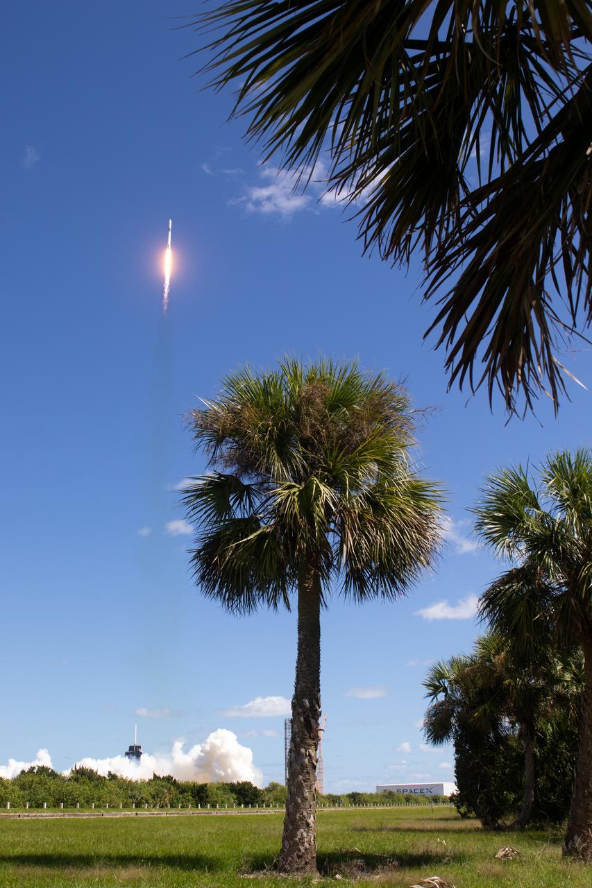 A SpaceX Falcon 9 rocket carrying the company's Crew Dragon spacecraft is launched on NASA’s SpaceX Crew-5 mission to the International Space Station with NASA astronauts Nicole Mann and Josh Cassada, Japan Aerospace Exploration Agency (JAXA) astronaut Koichi Wakata, and Roscosmos cosmonaut Anna Kikina onboard, Wednesday, Oct. 5, 2022, at NASA’s Kennedy Space Center in Florida. NASA’s SpaceX Crew-5 mission is the fifth crew rotation mission of the SpaceX Crew Dragon spacecraft and Falcon 9 rocket to the International Space Station as part of the agency’s Commercial Crew Program. Mann, Cassada, Wakata, and Kikini launched at 12:00 p.m. EDT from Launch Complex 39A at the Kennedy Space Center to begin a six month mission onboard the orbital outpost. Photo Credit: (NASA/Joel Kowsky)