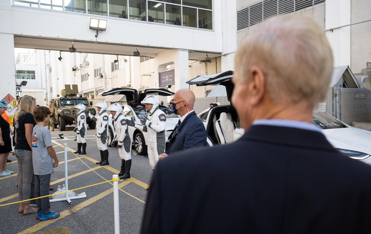NASA Administrator Bill Nelson looks on as NASA astronauts Nicole Mann and Josh Cassada, Japan Aerospace Exploration Agency (JAXA) astronaut Koichi Wakata, and Roscosmos cosmonaut Anna Kikina, wearing SpaceX spacesuits, prepare to depart the Neil  A. Armstrong Operations and Checkout Building for Launch Complex 39A to board the SpaceX Crew Dragon spacecraft for the Crew-5 mission launch, Wednesday, Oct. 5, 2022, at NASA’s Kennedy Space Center in Florida. NASA’s SpaceX Crew-5 mission is the fifth crew rotation mission of the SpaceX Crew Dragon spacecraft and Falcon 9 rocket to the International Space Station as part of the agency’s Commercial Crew Program. Mann, Cassada, Wakata, and Kikini are scheduled to launch at 12:00 p.m. EDT, from Launch Complex 39A at the Kennedy Space Center.  Photo Credit: (NASA/Joel Kowsky)