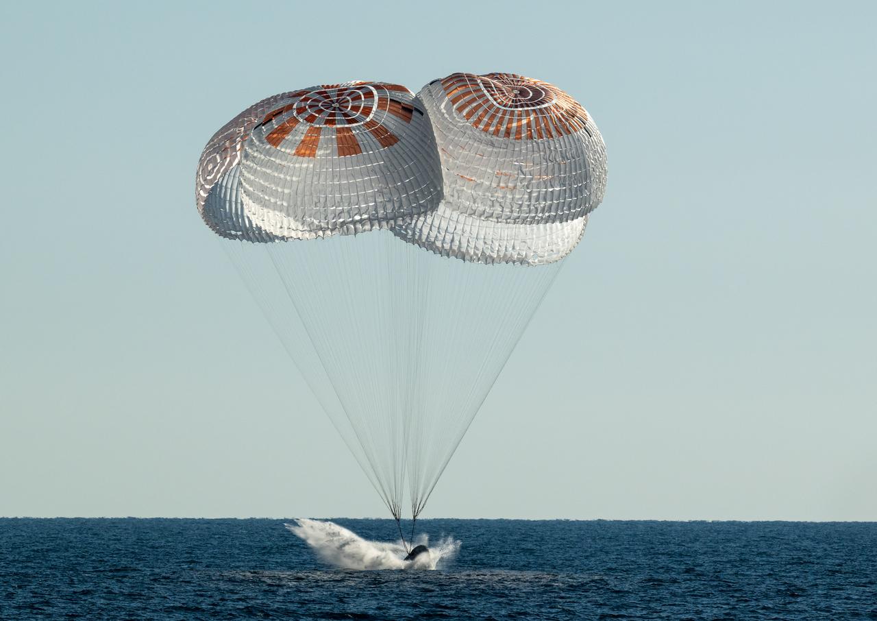 The SpaceX Crew Dragon Freedom spacecraft is seen as it lands with NASA astronauts Kjell Lindgren, Robert Hines, Jessica Watkins, and ESA (European Space Agency) astronaut Samantha Cristoforetti aboard in the Atlantic Ocean off the coast of Jacksonville, Florida, Friday, Oct. 14, 2022. Lindgren, Hines, Watkins, and Cristoforetti are returning after 170 days in space as part of Expeditions 67 and 68 aboard the International Space Station. Photo Credit: (NASA/Bill Ingalls)