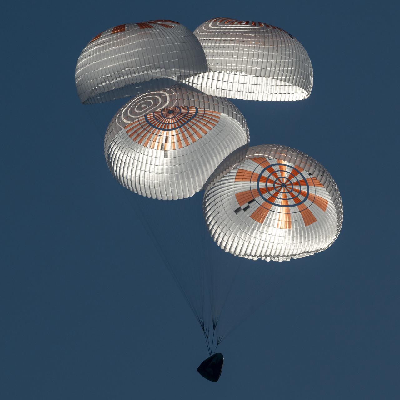 The SpaceX Crew Dragon Freedom spacecraft is seen as it lands with NASA astronauts Kjell Lindgren, Robert Hines, Jessica Watkins, and ESA (European Space Agency) astronaut Samantha Cristoforetti aboard in the Atlantic Ocean off the coast of Jacksonville, Florida, Friday, Oct. 14, 2022. Lindgren, Hines, Watkins, and Cristoforetti are returning after 170 days in space as part of Expeditions 67 and 68 aboard the International Space Station. Photo Credit: (NASA/Bill Ingalls)