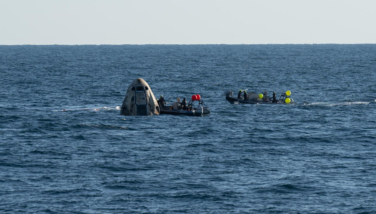 Support teams work around the SpaceX Crew Dragon Freedom spacecraft shortly after it landed with NASA astronauts Kjell Lindgren, Robert Hines, Jessica Watkins, and ESA (European Space Agency) astronaut Samantha Cristoforetti aboard in the Atlantic Ocean off the coast of Jacksonville, Florida, Friday, Oct. 14, 2022. Lindgren, Hines, Watkins, and Cristoforetti are returning after 170 days in space as part of Expeditions 67 and 68 aboard the International Space Station. Photo Credit: (NASA/Bill Ingalls)