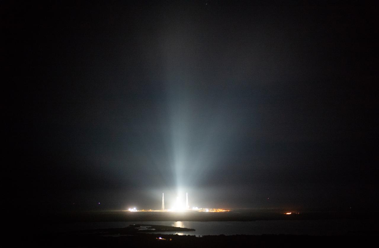 NASA’s Space Launch System (SLS) rocket with the Orion spacecraft aboard is seen atop the mobile launcher illuminated by spotlights at Launch Pad 39B, Wednesday, Nov. 16, 2022, as the launch countdown progresses at NASA’s Kennedy Space Center in Florida. NASA’s Artemis I flight test is the first integrated test of the agency’s deep space exploration systems: the Orion spacecraft, SLS rocket, and supporting ground systems. Photo Credit: (NASA/Joel Kowsky)