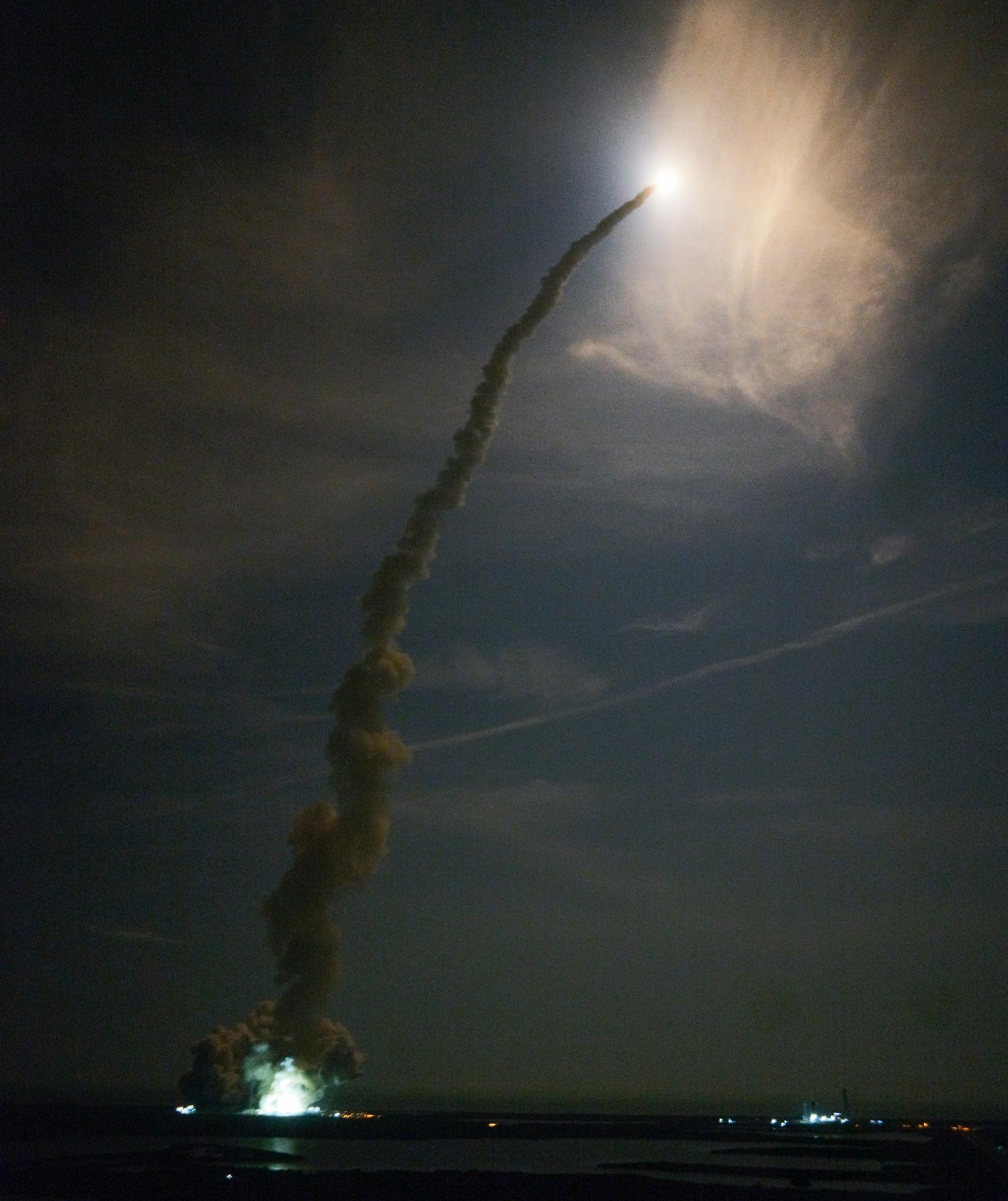 NASA’s Space Launch System rocket carrying the Orion spacecraft launches on the Artemis I flight test, Wednesday, Nov. 16, 2022, from Launch Complex 39B at NASA’s Kennedy Space Center in Florida. NASA’s Artemis I mission is the first integrated flight test of the agency’s deep space exploration systems: the Orion spacecraft, Space Launch System (SLS) rocket, and ground systems. SLS and Orion launched at 1:47 a.m. EST, from Launch Pad 39B at the Kennedy Space Center.
