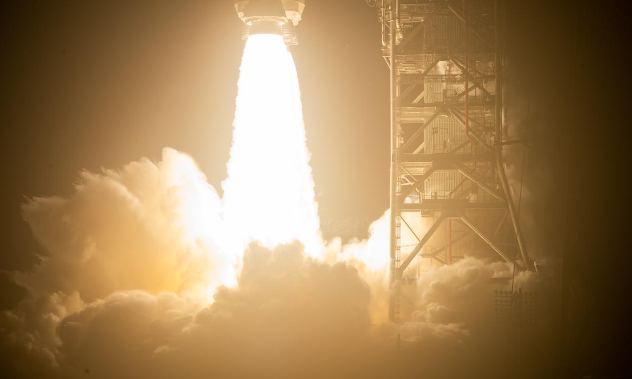 NASA’s Space Launch System rocket carrying the Orion spacecraft launches on the Artemis I flight test, Wednesday, Nov. 16, 2022, from Launch Complex 39B at NASA’s Kennedy Space Center in Florida. NASA’s Artemis I mission is the first integrated flight test of the agency’s deep space exploration systems: the Orion spacecraft, Space Launch System (SLS) rocket, and ground systems. SLS and Orion launched at 1:47 a.m. EST, from Launch Pad 39B at the Kennedy Space Center. Photo Credit: (NASA/Joel Kowsky)