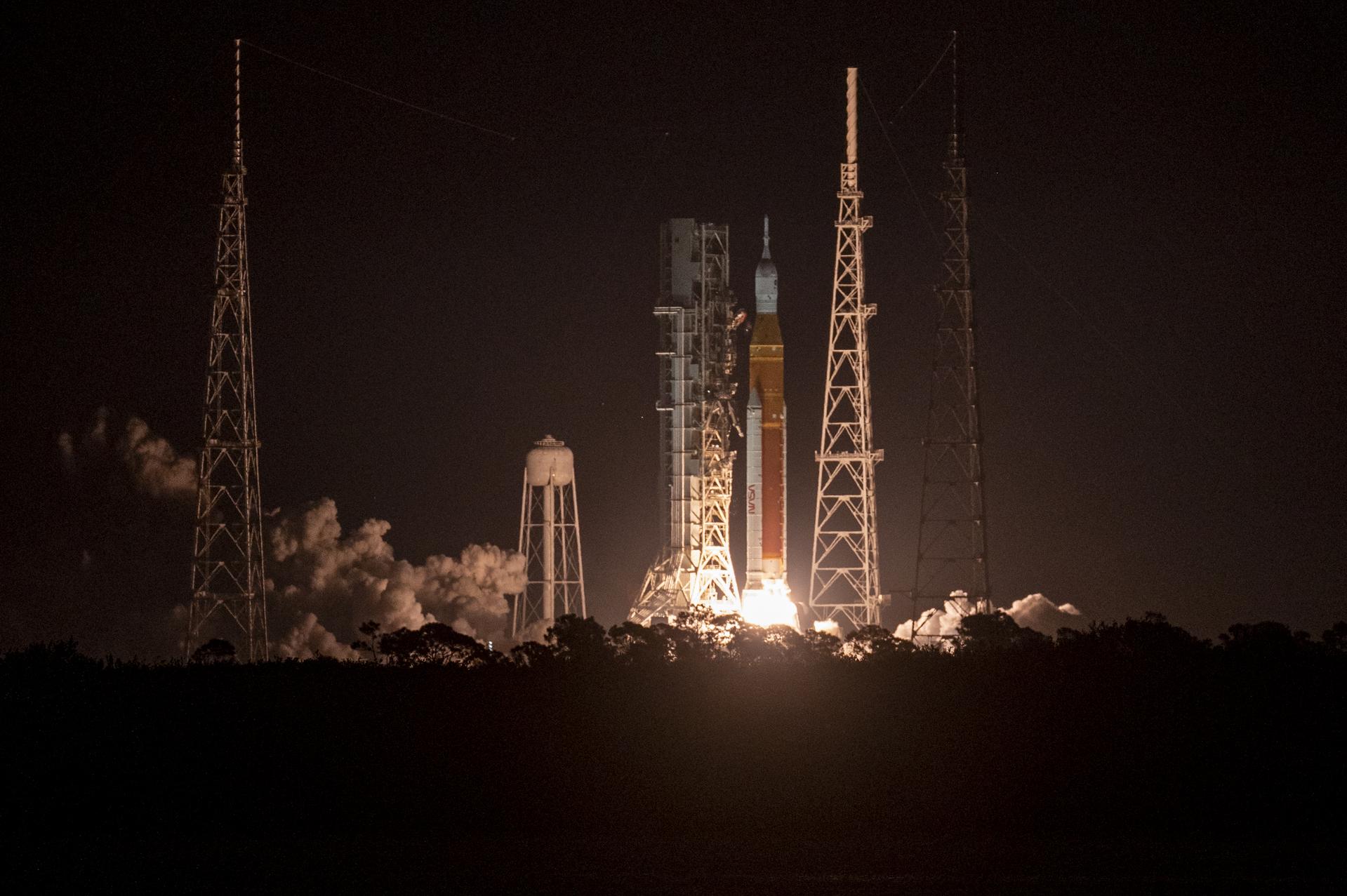 NASA’s Space Launch System rocket carrying the Orion spacecraft launches on the Artemis I flight test, Wednesday, Nov. 16, 2022, from Launch Complex 39B at NASA’s Kennedy Space Center in Florida. NASA’s Artemis I mission is the first integrated flight test of the agency’s deep space exploration systems: the Orion spacecraft, Space Launch System (SLS) rocket, and ground systems. SLS and Orion launched at 1:47 a.m. EST, from Launch Pad 39B at the Kennedy Space Center.