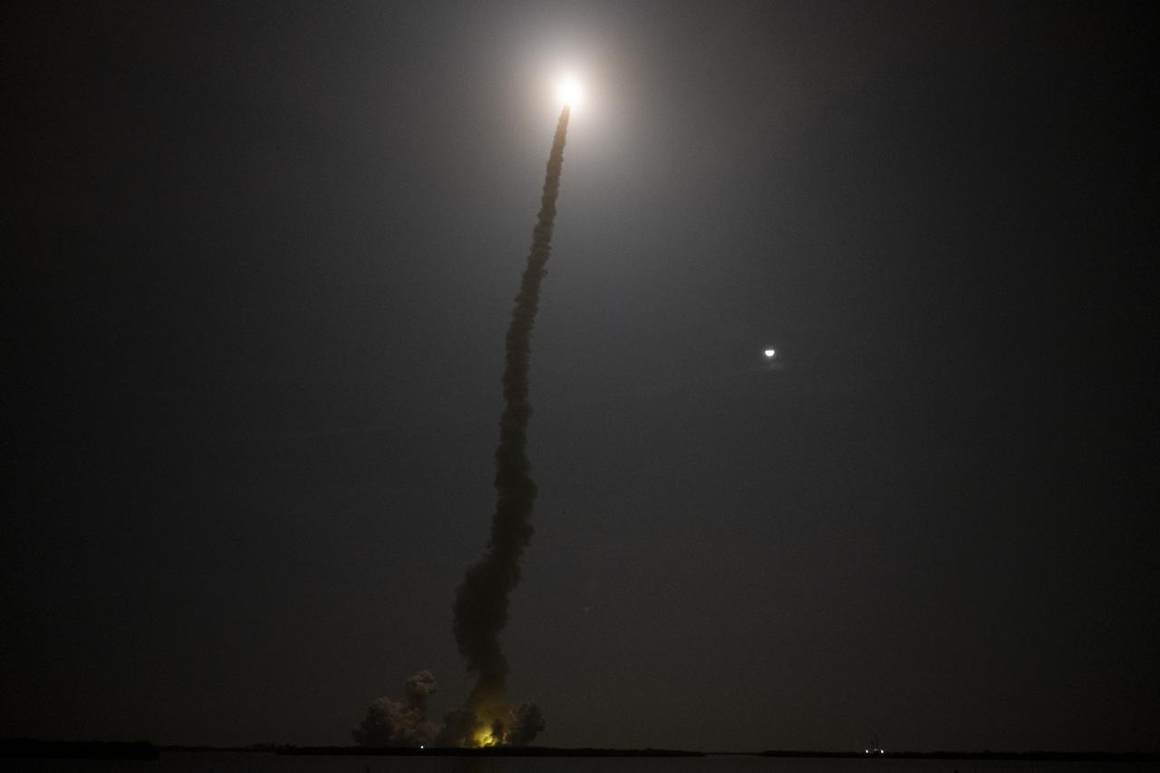 NASA’s Space Launch System rocket carrying the Orion spacecraft launches on the Artemis I flight test, Wednesday, Nov. 16, 2022, from Launch Complex 39B at NASA’s Kennedy Space Center in Florida. NASA’s Artemis I mission is the first integrated flight test of the agency’s deep space exploration systems: the Orion spacecraft, Space Launch System (SLS) rocket, and ground systems. SLS and Orion launched at 1:47 a.m. EST, from Launch Pad 39B at the Kennedy Space Center. Photo Credit: (NASA/Keegan Barber)