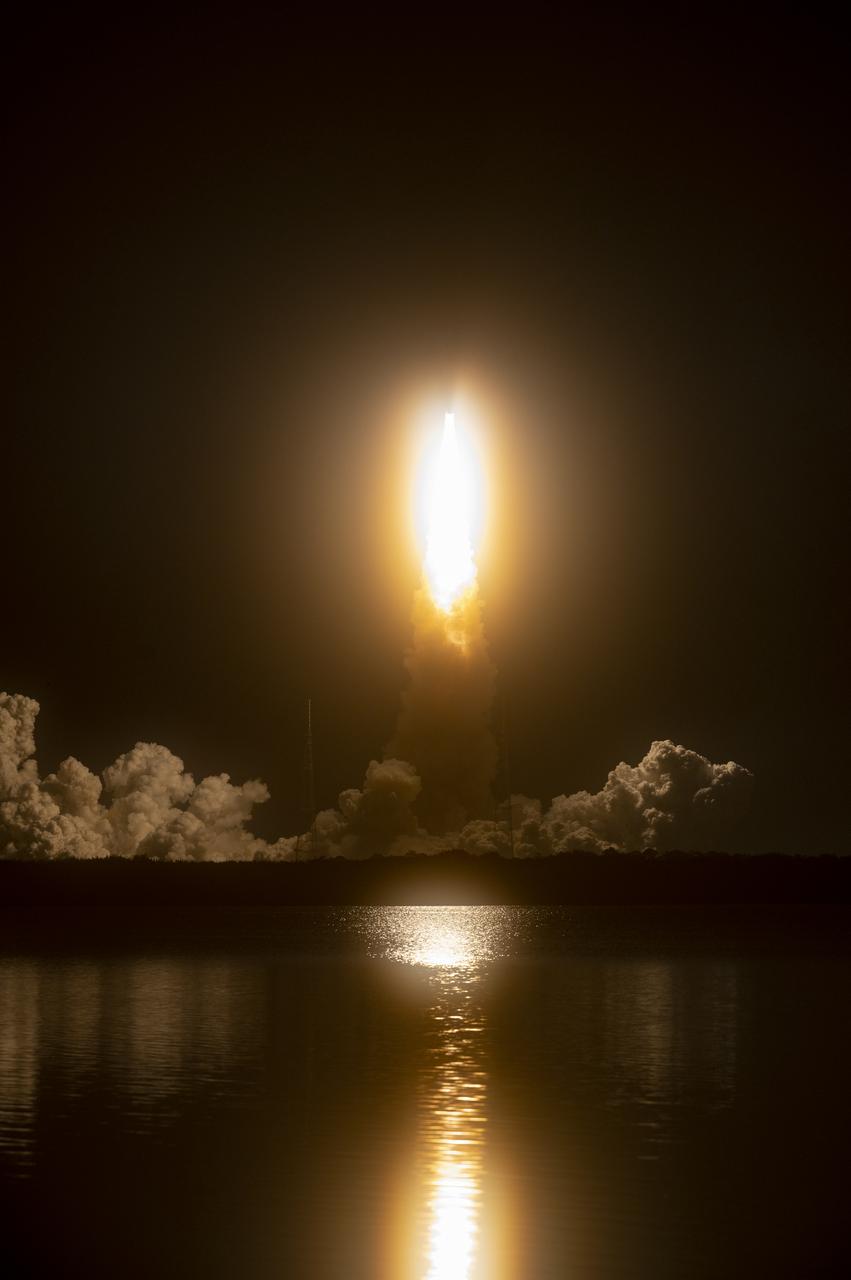 NASA’s Space Launch System rocket carrying the Orion spacecraft launches on the Artemis I flight test, Wednesday, Nov. 16, 2022, from Launch Complex 39B at NASA’s Kennedy Space Center in Florida. NASA’s Artemis I mission is the first integrated flight test of the agency’s deep space exploration systems: the Orion spacecraft, Space Launch System (SLS) rocket, and ground systems. SLS and Orion launched at 1:47 a.m. EST, from Launch Pad 39B at the Kennedy Space Center. Photo Credit: (NASA/Keegan Barber)