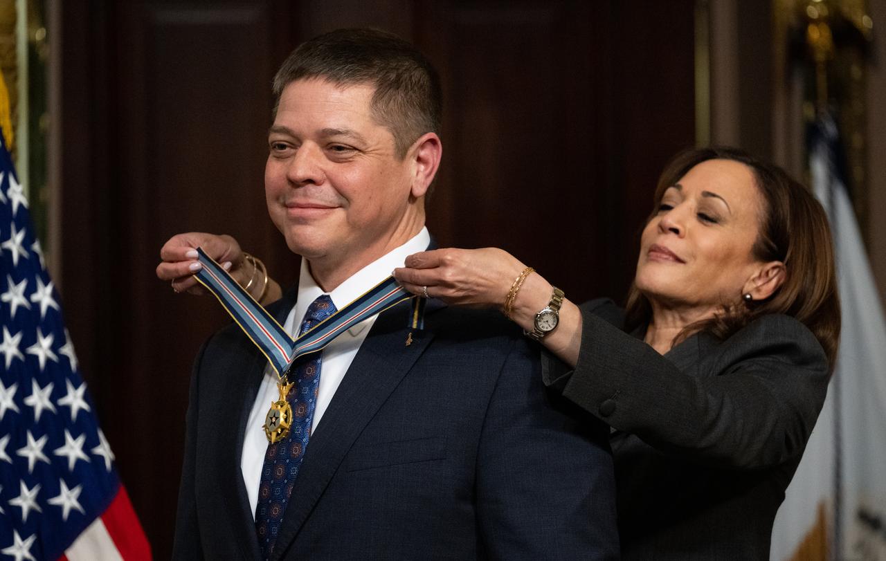 Former NASA astronaut Robert Behnken, left, is awarded the Congressional Space Medal of Honor by Vice President Kamala Harris during a ceremony in the Indian Treaty Room of the Eisenhower Executive Office Building, Tuesday, Jan. 31, 2023, in Washington. Former astronauts Behnken and Douglas Hurley were awarded the Congressional Space Medal of Honor for their bravery in NASA’s SpaceX Demonstration Mission-2 to the International Space Station in 2020, the first crewed flight as part of the agency’s Commercial Crew Program. Photo Credit: (NASA/Joel Kowsky)
