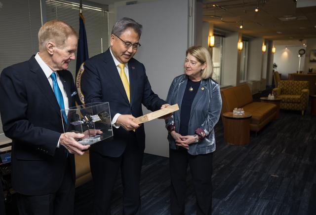 NASA Leadership Meets with Republic of Korea’s Minister of For