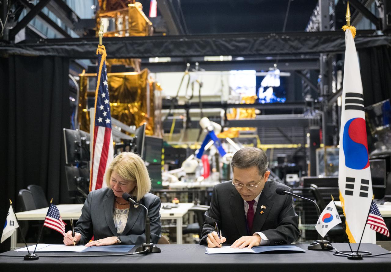 NASA Deputy Administrator Pam Melroy and MSIT Minister Jong-Ho Lee sign a Joint Statement of Intent to advance cooperation in exploration and science between NASA and the Ministry of Science and ICT of the Republic of Korea, Tuesday, April 25, 2023, at NASA’s Goddard Space Flight Center in Greenbelt, Md.  Photo Credit: (NASA/Aubrey Gemignani)