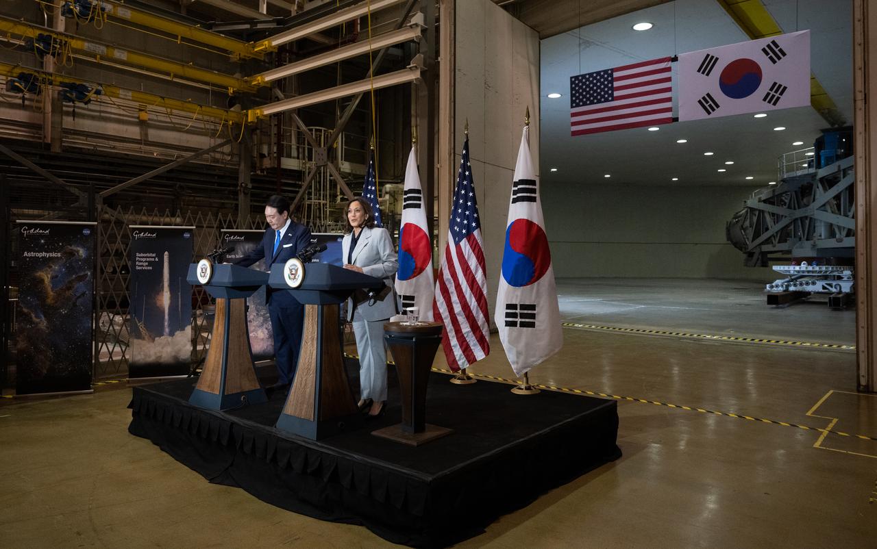Vice President Kamala Harris, right, delivers remarks alongside President Yoon Suk Yeol of the Republic of Korea during a tour of NASA’s Goddard Space Flight Center with President Yoon Suk Yeol of the Republic of Korea, Tuesday, April 25, 2023, in Greenbelt, Md.  Photo Credit: (NASA/Joel Kowsky)