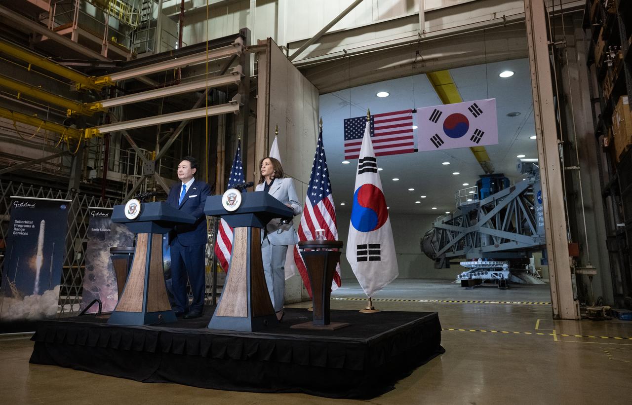 Vice President Kamala Harris, right, delivers remarks alongside President Yoon Suk Yeol of the Republic of Korea during a tour of NASA’s Goddard Space Flight Center, Tuesday, April 25, 2023, in Greenbelt, Md.  Photo Credit: (NASA/Joel Kowsky)