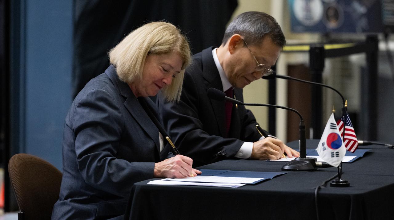 NASA Deputy Administrator Pam Melroy, left, and MSIT Minister Jong-Ho Lee sign a Joint Statement of Intent to advance cooperation in exploration and science between NASA and the Ministry of Science and ICT of the Republic of Korea, Tuesday, April 25, 2023, at NASA’s Goddard Space Flight Center in Greenbelt, Md.  Photo Credit: (NASA/Joel Kowsky)