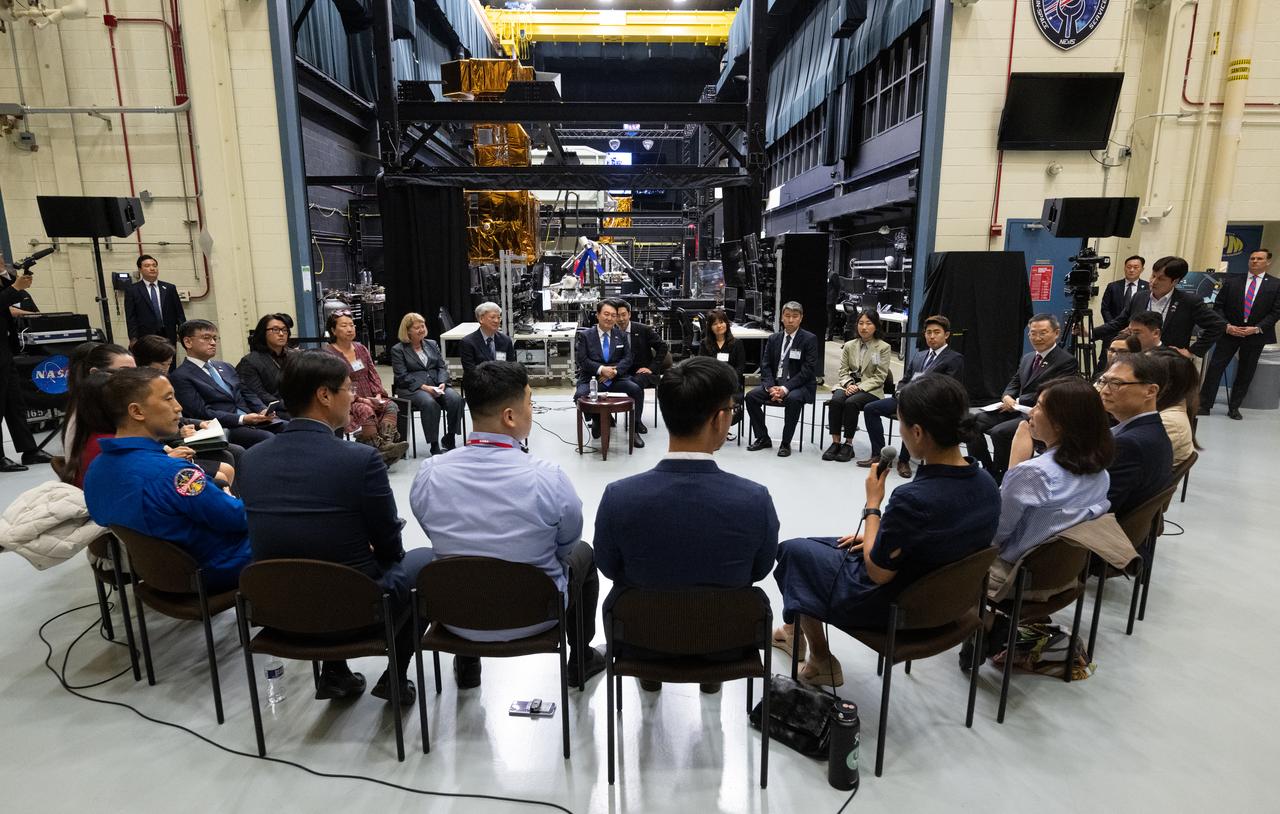 President Yoon Suk Yeol of the Republic of Korea, center, meets with Korean-American employees during a tour of NASA’s Goddard Space Flight Center, Tuesday, April 25, 2023, in Greenbelt, Md.  Photo Credit: (NASA/Joel Kowsky)