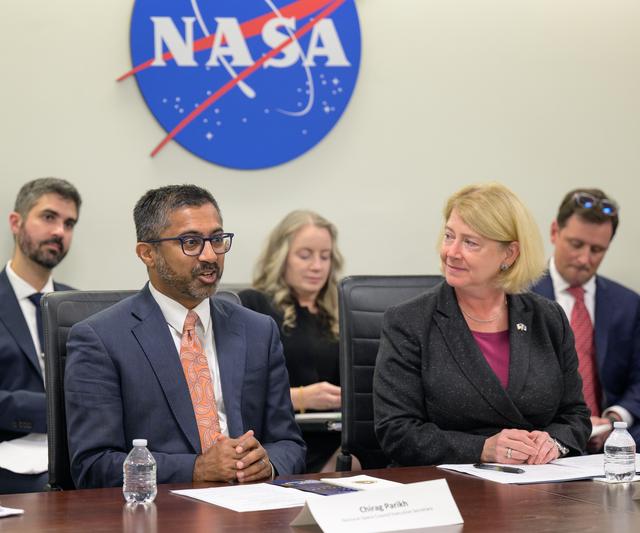 NASA image: Mongolian Prime Minister and NASA Deputy Administrator Meet
