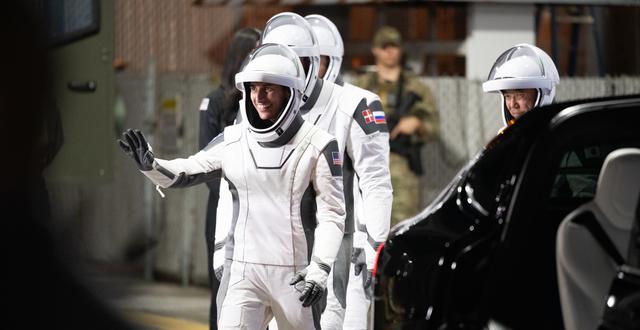 NASA image: NASA’s SpaceX Crew-7 Crew Walkout