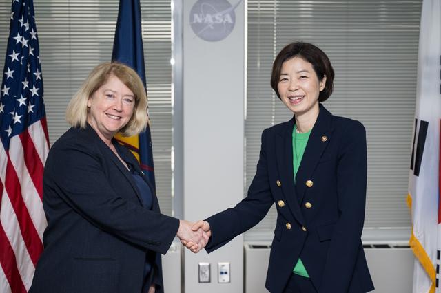 NASA image: NASA Deputy Admin Meets with Korean Vice Minister for Science an